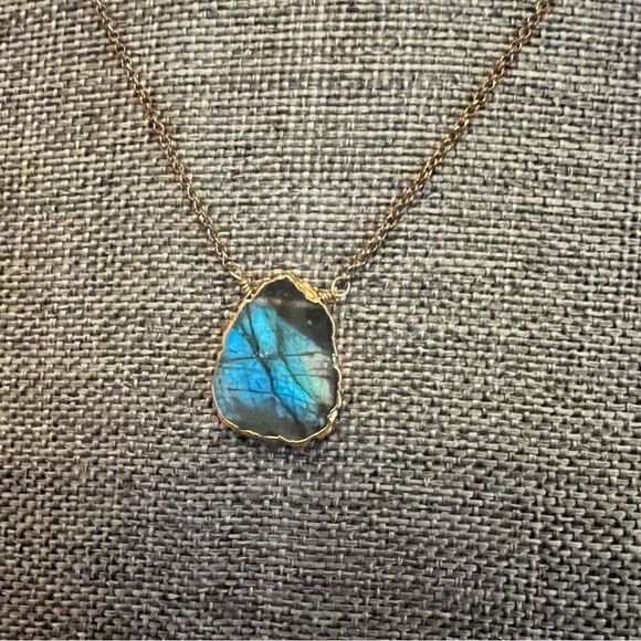 Labradorite (?) Pendant Necklace on a Gold Tone Chain - Picture 2 of 5